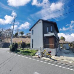 ウッドデッキ付き、土地広々60坪あり！
