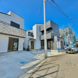 ＼ 屋上のあるハイスペ住宅 二本松4丁目新築 ／ 全２０棟の新しい街並み♪ １０帖超えの屋上は大空間♪ いつでも見学できます♪