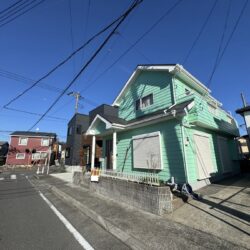 ＼ 町屋1丁目 内外装リノベ済住宅♪ ／ ゆとりある間取り設計の3LDK♪ 駐車スペース2台可能♪都市ガスです♪ お気軽にご連絡ください♪ 見学予約は【０１２０－６０－１６６５】へ